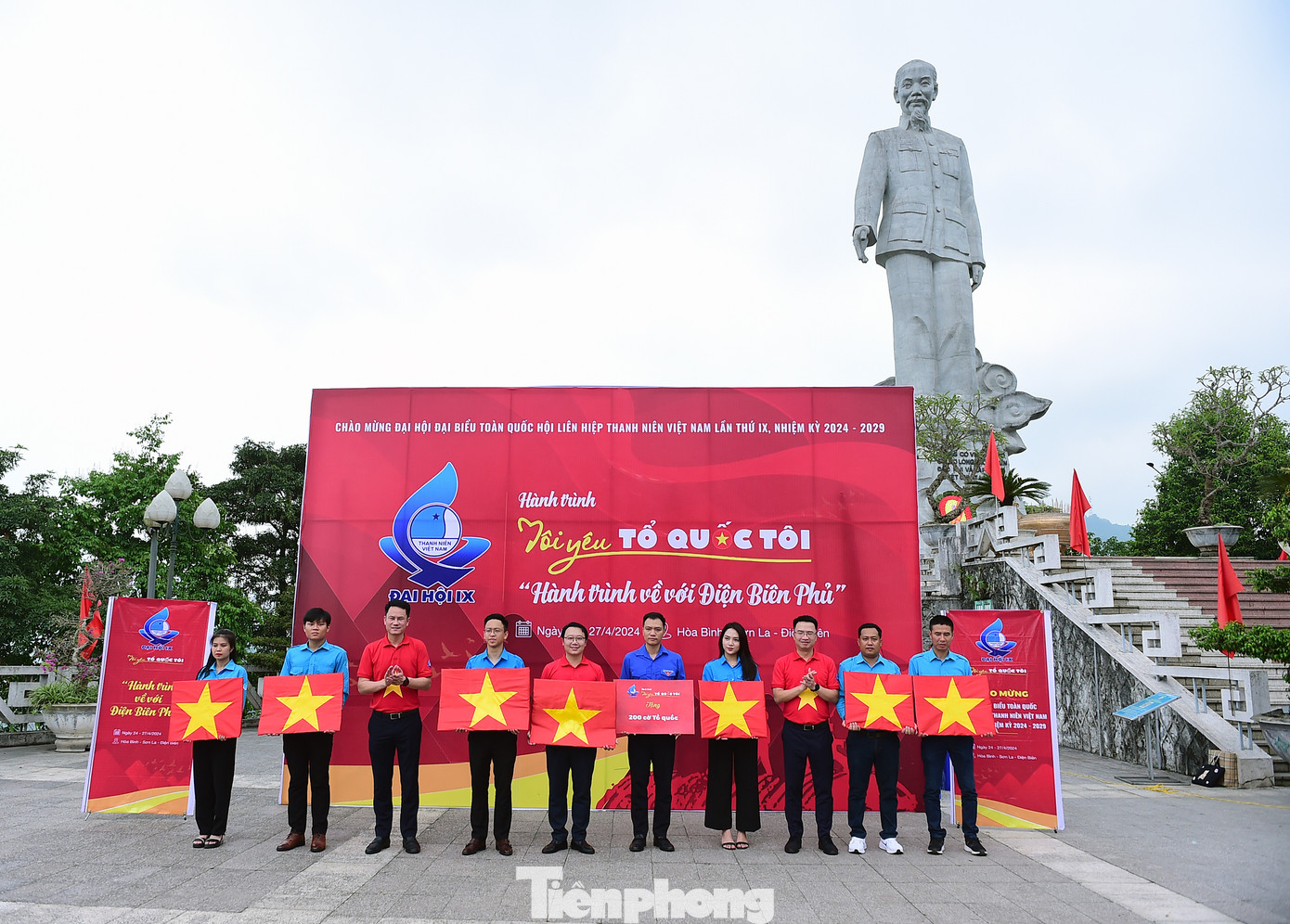 Hành trình trao tặng cờ Tổ quốc cho Hòa Bình. Ảnh: Xuân Tùng