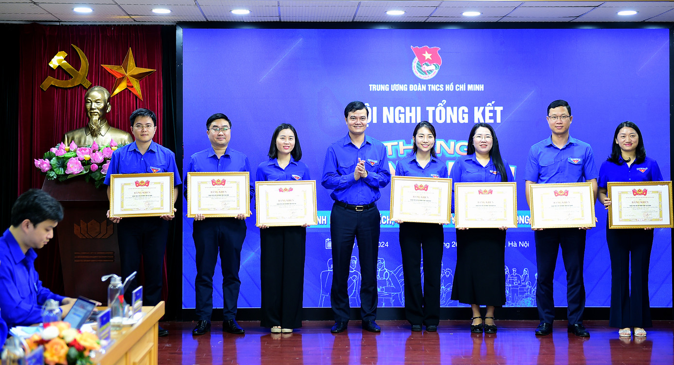 T.Ư Đoàn tặng Bằng khen các tập thể, cá nhân có thành tích xuất sắc trong Tháng Thanh niên 2024. Ảnh: Xuân Tùng