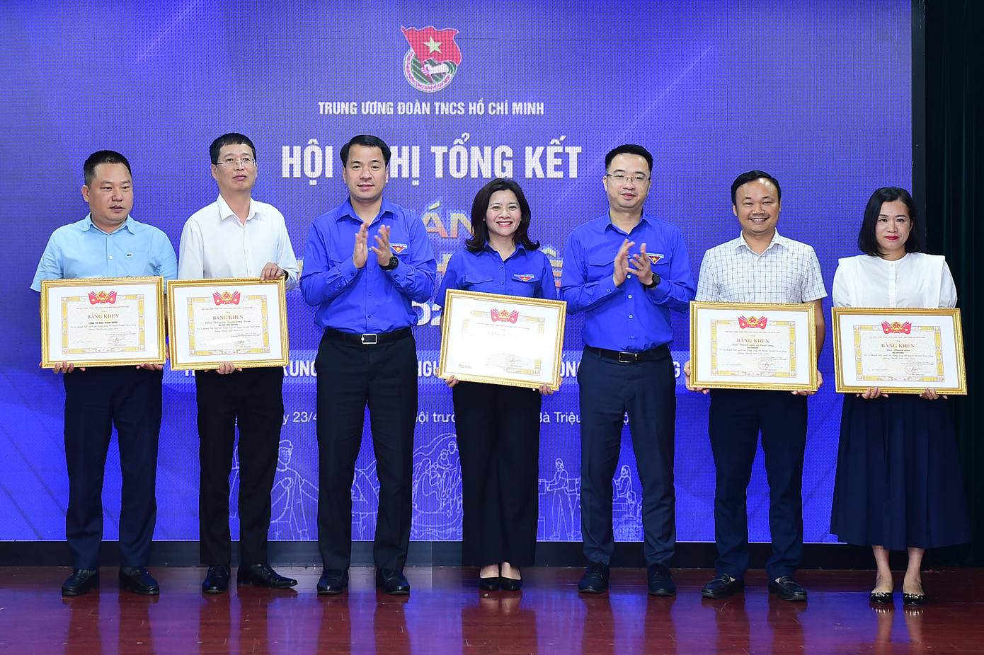 T.Ư Đoàn tặng Bằng khen các tập thể, cá nhân có thành tích xuất sắc trong Tháng Thanh niên 2024. Ảnh: Xuân Tùng