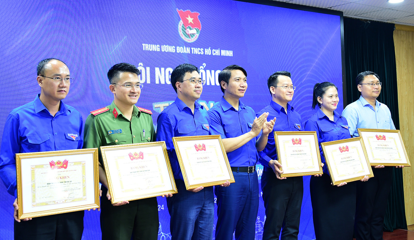 T.Ư Đoàn tặng Bằng khen các tập thể, cá nhân có thành tích xuất sắc trong Tháng Thanh niên 2024. Ảnh: Xuân Tùng