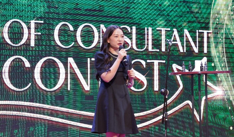 Thí sinh Nguyễn Thị Thanh Tâm, giải vàng hạng mục KOC, đang thể hiện phần thi và trả lời các câu hỏi từ ban giám khảo. Ảnh: BTC