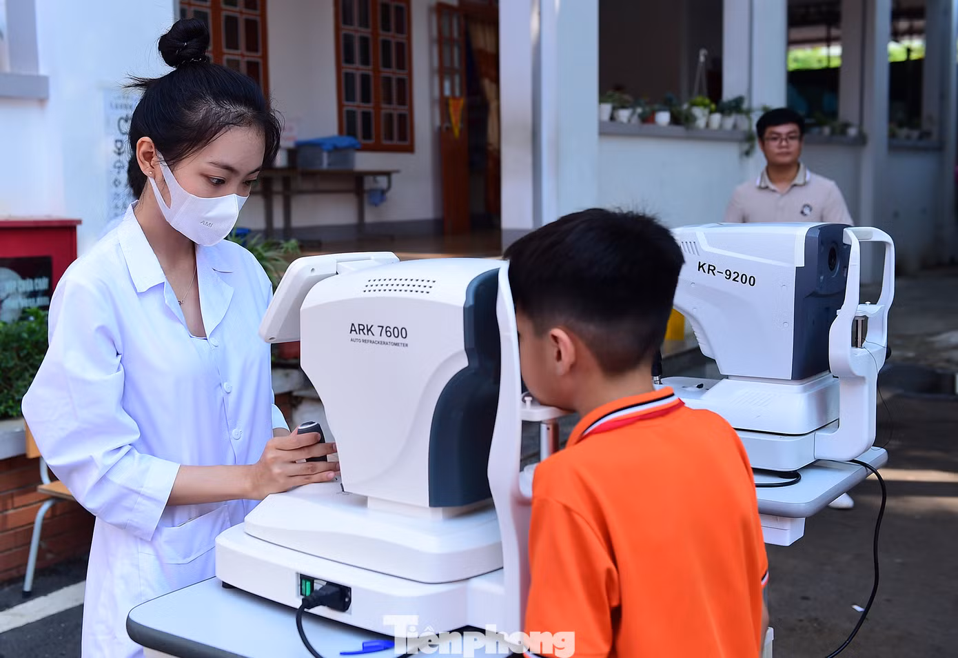 Các đại biểu tham gia hoạt động tại trường Tiểu học Tô Hiệu. Ảnh: Xuân Tùng