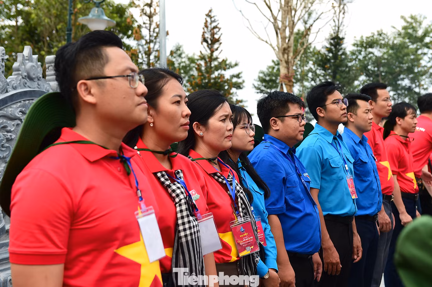 Các đại biểu dâng hương, tưởng nhớ các Anh hùng liệt sĩ tại Đền thờ Liệt sĩ Khu di tích lịch sử - văn hóa Đèo Pha Đin. Ảnh: Xuân Tùng
