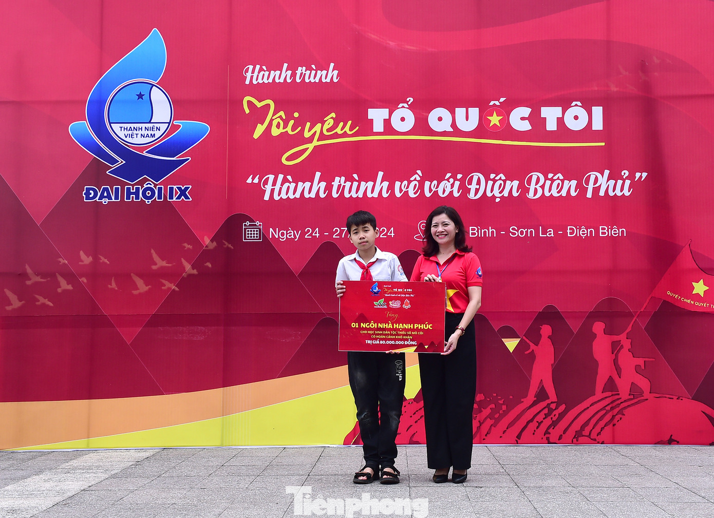 Nhiều nguồn lực được trao tặng trong chương trình tại Hòa Bình. Ảnh: Xuân Tùng