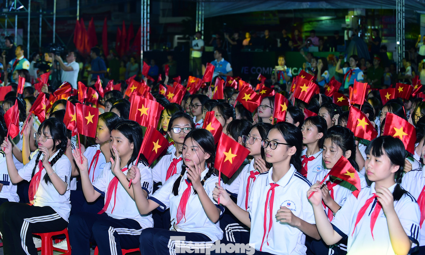 Các đại biểu, đội viên học sinh tại chương trình tuyên dương. Ảnh: Xuân Tùng Các đại biểu, đội viên học sinh tại chương trình tuyên dương. Ảnh: Xuân Tùng