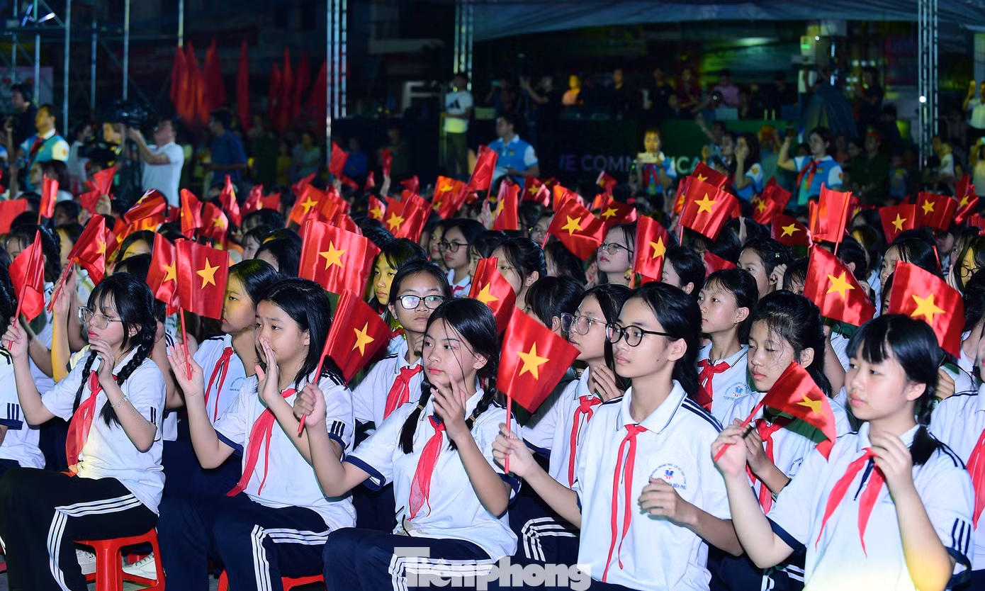 Các đại biểu, đội viên học sinh tại chương trình tuyên dương. Ảnh: Xuân Tùng