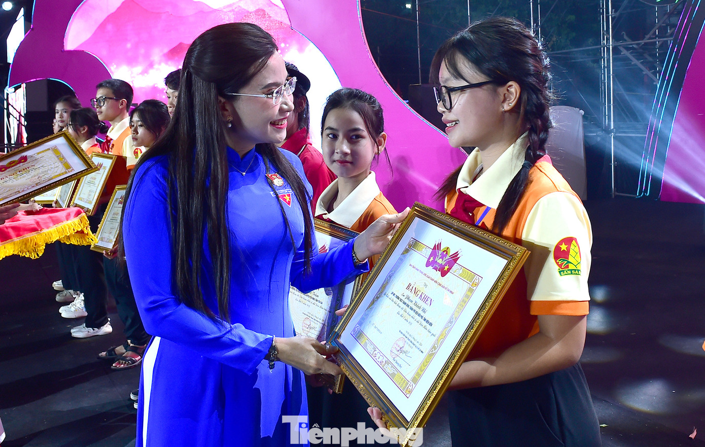 Bí thư thứ nhất T.Ư Đoàn Bùi Quang Huy và Bí thư T.Ư Đoàn, Chủ tịch Hội đồng Đội T.Ư Nguyễn Phạm Duy Trang trao tặng Bằng khen T.Ư Đoàn cho "Chiến sĩ nhỏ Điện Biên”. Ảnh: Xuân Tùng Bí thư thứ nhất T.Ư Đoàn Bùi Quang Huy và Bí thư T.Ư Đoàn, Chủ tịch Hội đồng Đội T.Ư Nguyễn Phạm Duy Trang trao tặng Bằng khen T.Ư Đoàn cho "Chiến sĩ nhỏ Điện Biên”. Ảnh: Xuân Tùng