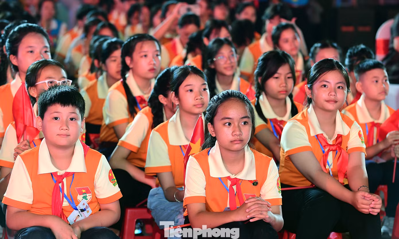"Chiến sĩ nhỏ Điện Biên" tham dự chương trình tuyên dương. Ảnh: Xuân Tùng