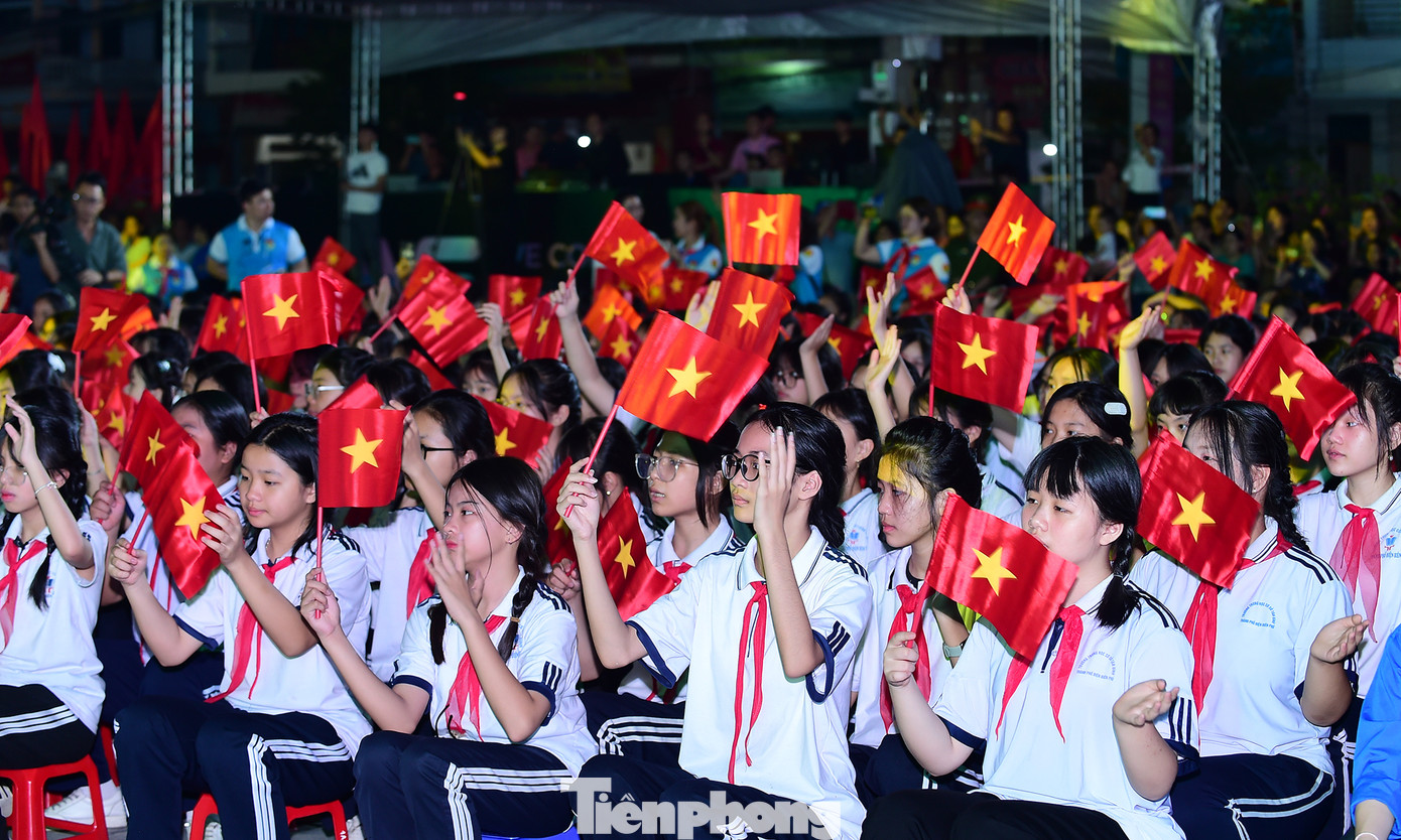 Các đại biểu, đội viên học sinh tại chương trình tuyên dương. Ảnh: Xuân Tùng Các đại biểu, đội viên học sinh tại chương trình tuyên dương. Ảnh: Xuân Tùng