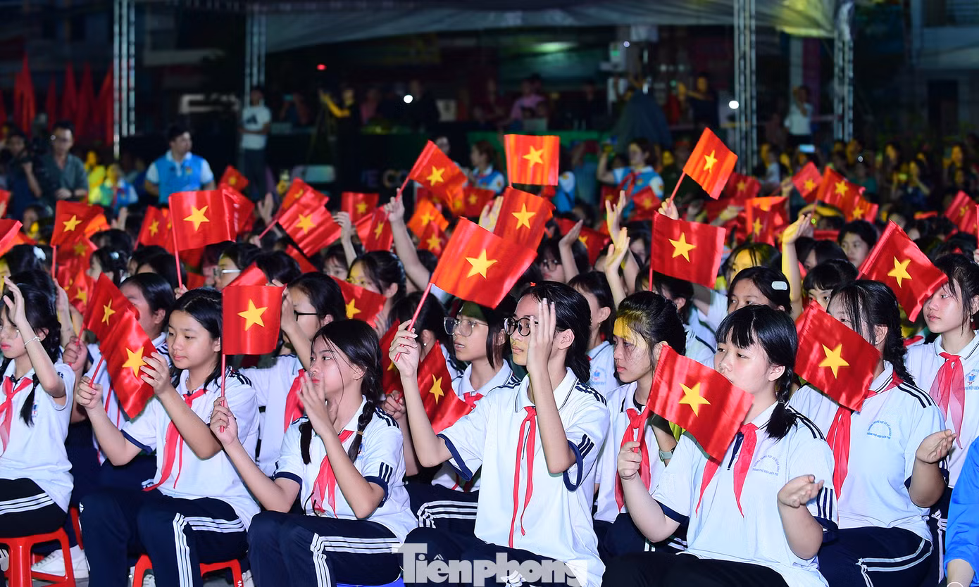 Các đại biểu, đội viên học sinh tại chương trình tuyên dương. Ảnh: Xuân Tùng