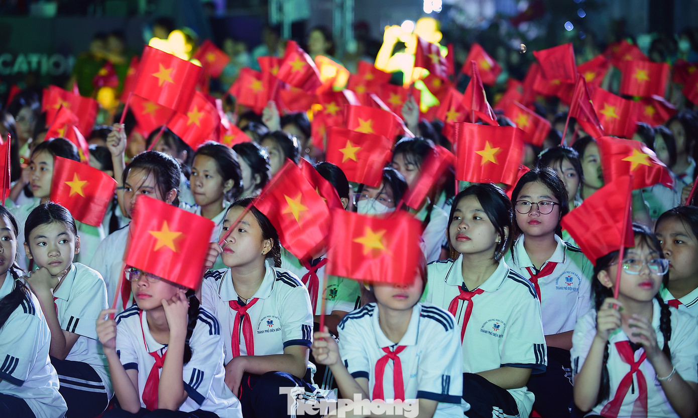 Các đại biểu, đội viên học sinh tại chương trình tuyên dương. Ảnh: Xuân Tùng Các đại biểu, đội viên học sinh tại chương trình tuyên dương. Ảnh: Xuân Tùng