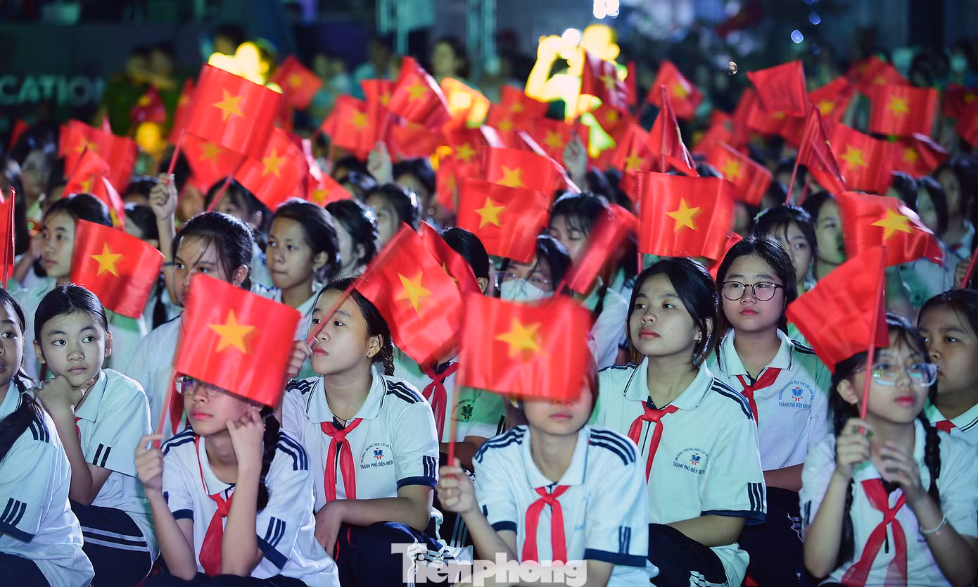 Các đại biểu, đội viên học sinh tại chương trình tuyên dương. Ảnh: Xuân Tùng