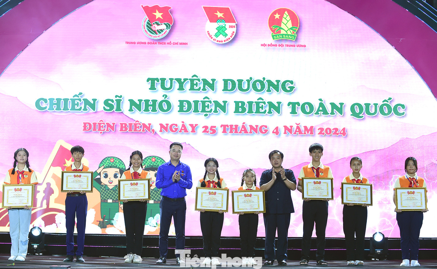 Bí thư T.Ư Đoàn Nguyễn Tường Lâm và Phó Chủ tịch UBND tỉnh Điện Biên trao tặng Bằng khen T.Ư Đoàn cho "Chiến sĩ nhỏ Điện Biên”. Ảnh: Xuân Tùng Bí thư T.Ư Đoàn Nguyễn Tường Lâm và Phó Chủ tịch UBND tỉnh Điện Biên trao tặng Bằng khen T.Ư Đoàn cho "Chiến sĩ nhỏ Điện Biên”. Ảnh: Xuân Tùng