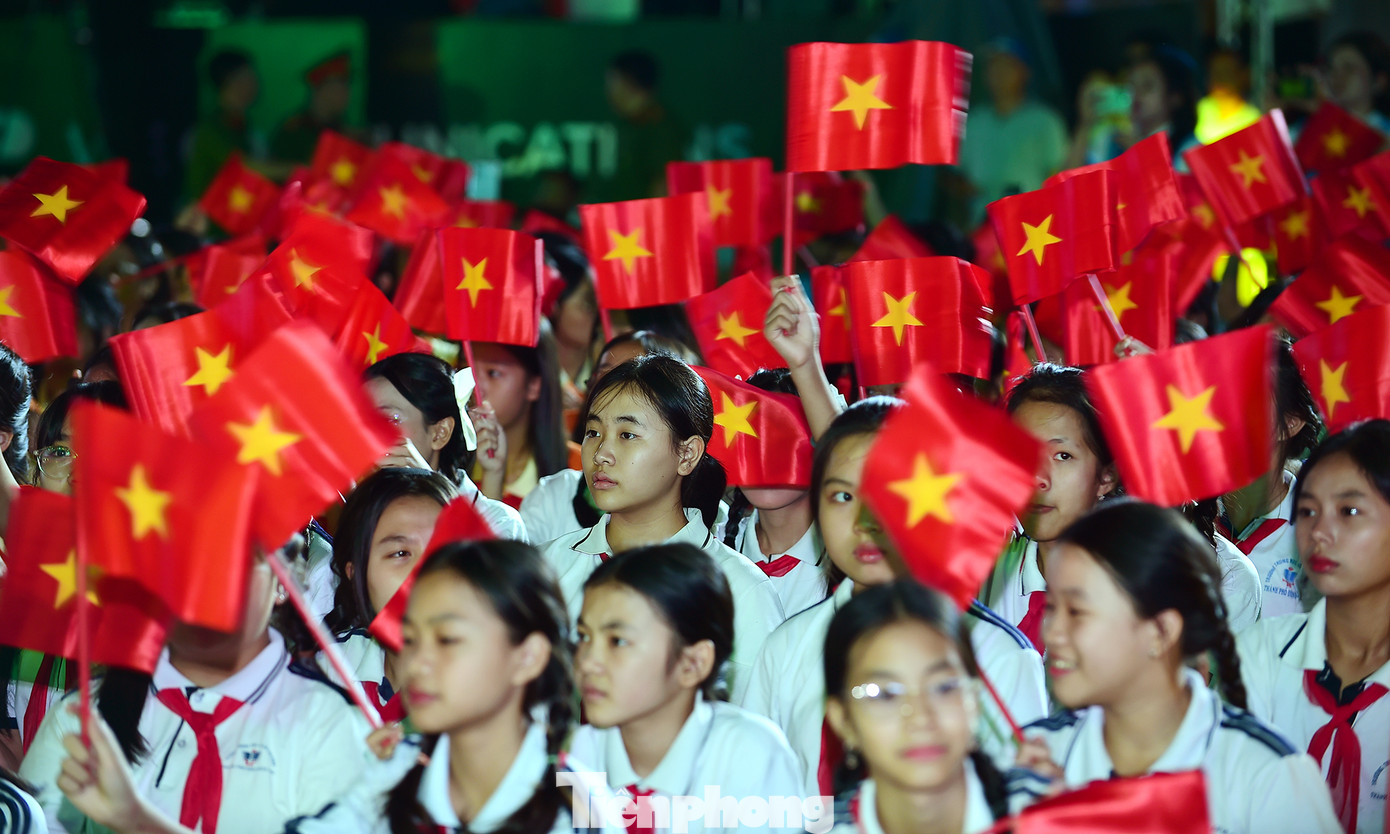 Các đại biểu, đội viên học sinh tại chương trình tuyên dương. Ảnh: Xuân Tùng Các đại biểu, đội viên học sinh tại chương trình tuyên dương. Ảnh: Xuân Tùng