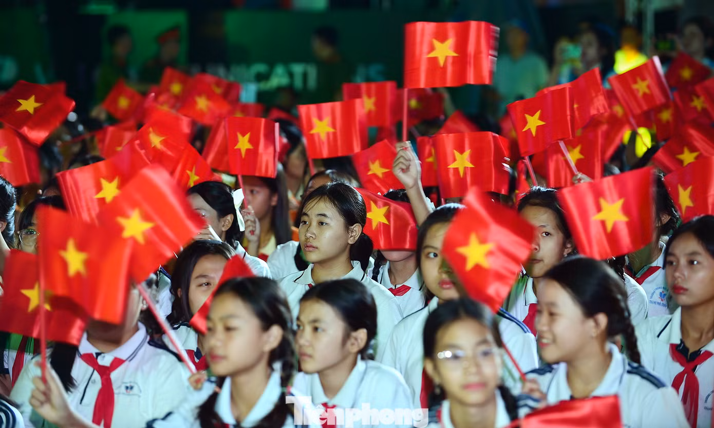 Các đại biểu, đội viên học sinh tại chương trình tuyên dương. Ảnh: Xuân Tùng
