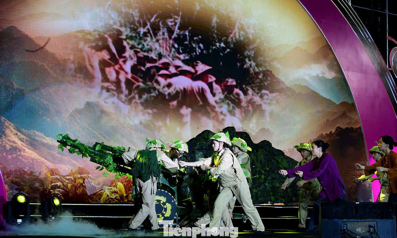 Chương trình văn nghệ tại lễ tuyên dương "Chiến sĩ nhỏ Điện Biên" toàn quốc lần thứ V. Ảnh: Xuân Tùng Chương trình văn nghệ tại lễ tuyên dương "Chiến sĩ nhỏ Điện Biên" toàn quốc lần thứ V. Ảnh: Xuân Tùng