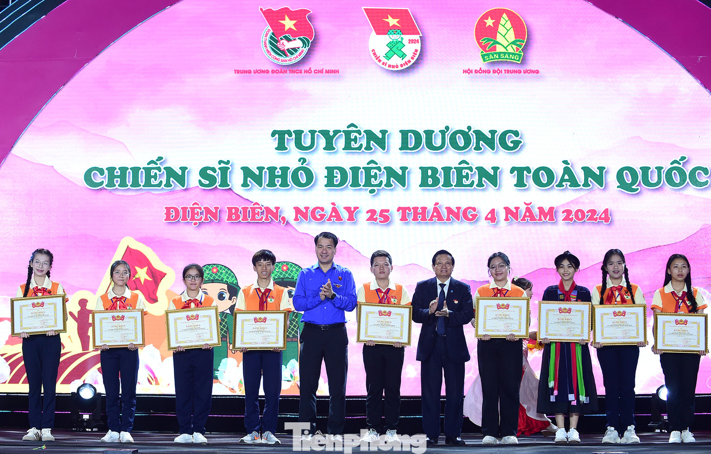 Ông Lê Doãn Hợp - nguyên Ủy viên T.Ư Đảng, nguyên Bộ trưởng Bộ TT&TT và Bí thư T.Ư Đoàn Ngô Văn Cương trao tặng Bằng khen T.Ư Đoàn cho "Chiến sĩ nhỏ Điện Biên”. Ảnh: Xuân Tùng Ông Lê Doãn Hợp - nguyên Ủy viên T.Ư Đảng, nguyên Bộ trưởng Bộ TT&TT và Bí thư T.Ư Đoàn Ngô Văn Cương trao tặng Bằng khen T.Ư Đoàn cho "Chiến sĩ nhỏ Điện Biên”. Ảnh: Xuân Tùng