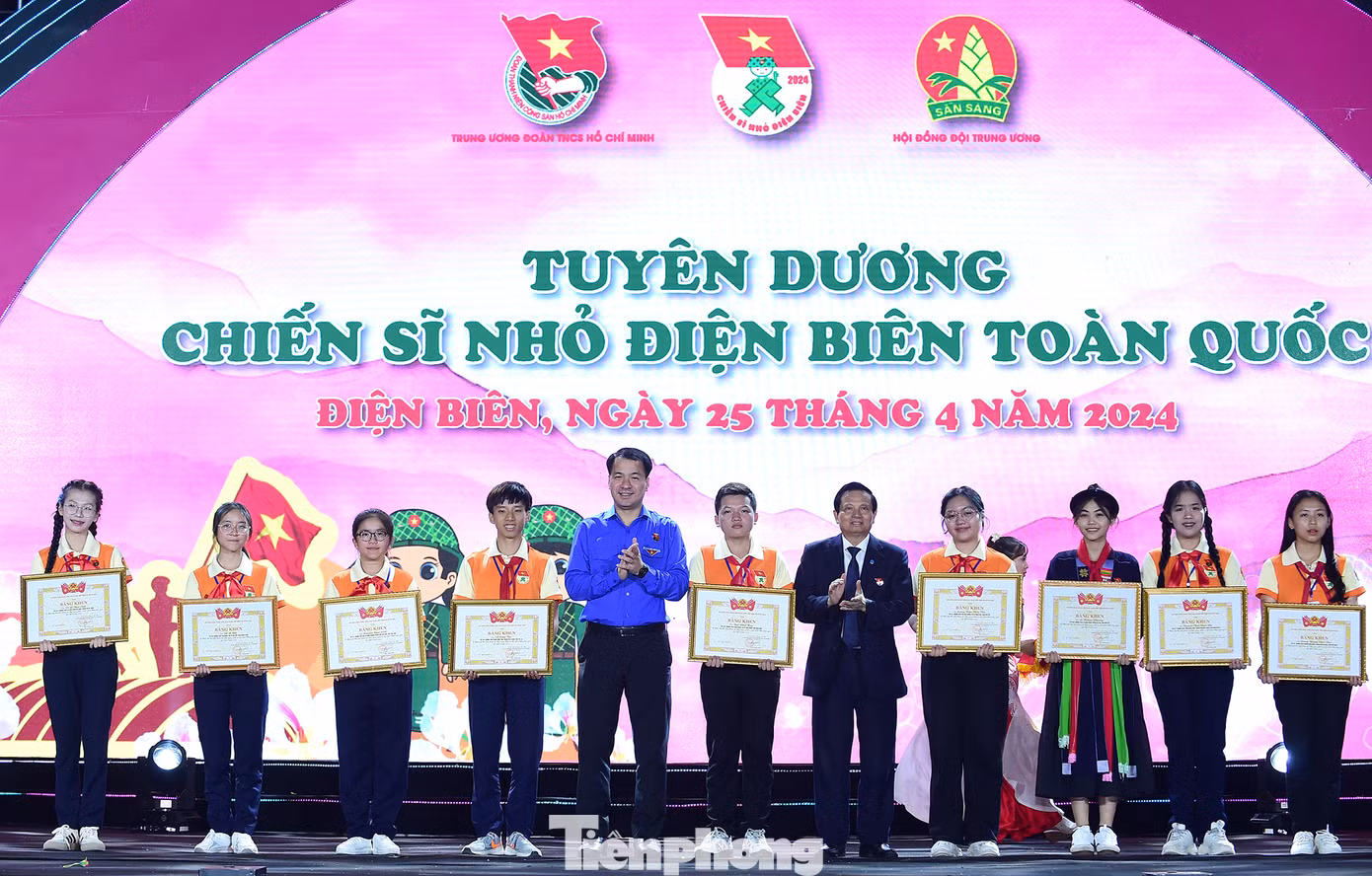 Ông Lê Doãn Hợp - nguyên Ủy viên T.Ư Đảng, nguyên Bộ trưởng Bộ TT&amp;TT và Bí thư T.Ư Đoàn Ngô Văn Cương trao tặng Bằng khen T.Ư Đoàn cho "Chiến sĩ nhỏ Điện Biên”. Ảnh: Xuân Tùng