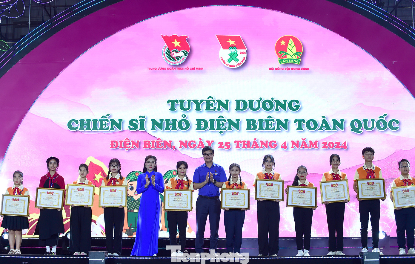 Bí thư thứ nhất T.Ư Đoàn Bùi Quang Huy và Bí thư T.Ư Đoàn, Chủ tịch Hội đồng Đội T.Ư Nguyễn Phạm Duy Trang trao tặng Bằng khen T.Ư Đoàn cho "Chiến sĩ nhỏ Điện Biên”. Ảnh: Xuân Tùng Bí thư thứ nhất T.Ư Đoàn Bùi Quang Huy và Bí thư T.Ư Đoàn, Chủ tịch Hội đồng Đội T.Ư Nguyễn Phạm Duy Trang trao tặng Bằng khen T.Ư Đoàn cho "Chiến sĩ nhỏ Điện Biên”. Ảnh: Xuân Tùng