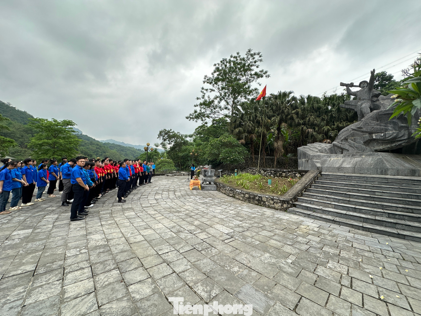 Đoàn dâng hương tại tượng đài anh hùng liệt sĩ Cù Chính Lan. Ảnh: Xuân Tùng