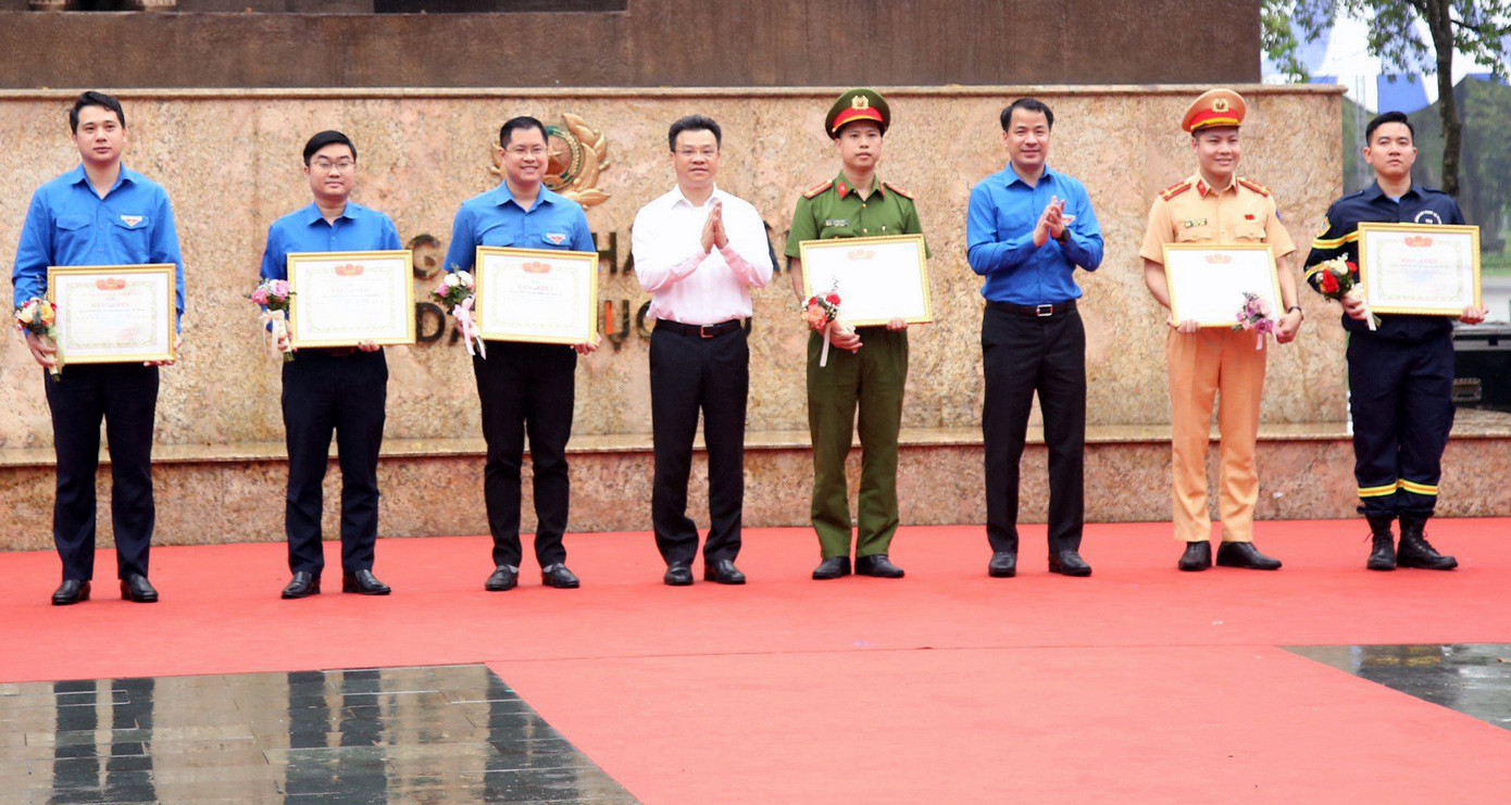 Nhiều tập thể có thành tích trong công tác bảo đảm trật tự an toàn giao thông và phòng cháy, chữa cháy năm 2023 được khen thưởng tại chương trình. Nhiều tập thể có thành tích trong công tác bảo đảm trật tự an toàn giao thông và phòng cháy, chữa cháy năm 2023 được khen thưởng tại chương trình.
