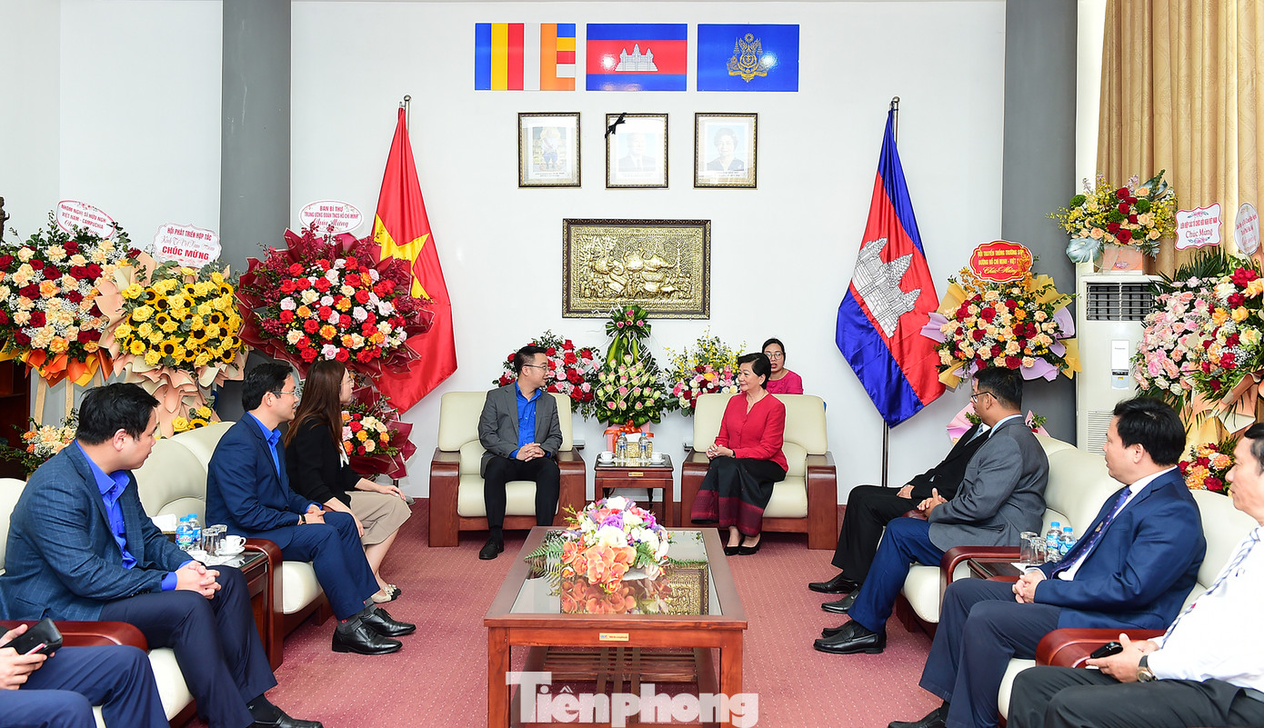 Đoàn công tác T.Ư Đoàn thăm, chúc Tết Đại sứ quán Campuchia tại Việt Nam. Ảnh: Xuân Tùng Đoàn công tác T.Ư Đoàn thăm, chúc Tết Đại sứ quán Campuchia tại Việt Nam. Ảnh: Xuân Tùng