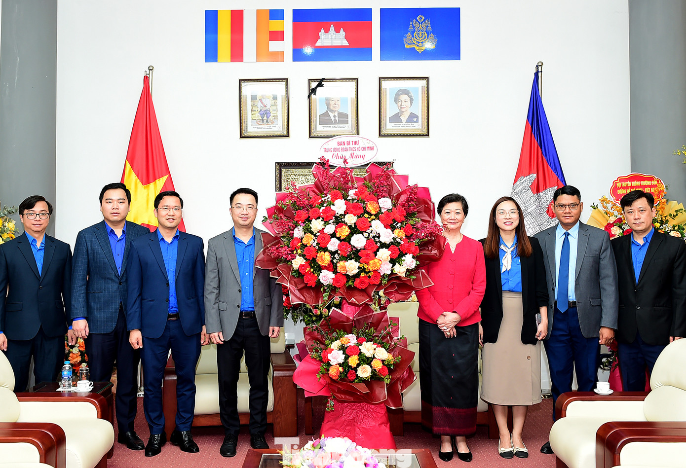 Bí thư T.Ư Đoàn Nguyễn Tường Lâm và đoàn công tác T.Ư Đoàn tặng hoa chúc Tết Đại sứ quán Campuchia. Ảnh: Xuân Tùng Bí thư T.Ư Đoàn Nguyễn Tường Lâm và đoàn công tác T.Ư Đoàn tặng hoa chúc Tết Đại sứ quán Campuchia. Ảnh: Xuân Tùng