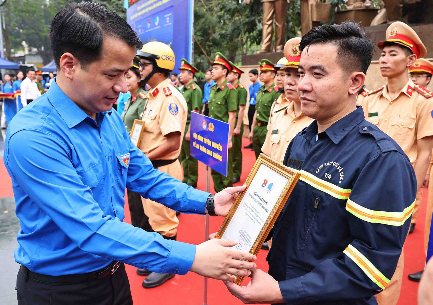 Bí thư T.Ư Đoàn Ngô Văn Cương trao chứng nhận các đội hình đảm bảo ATGT. Bí thư T.Ư Đoàn Ngô Văn Cương trao chứng nhận các đội hình đảm bảo ATGT.