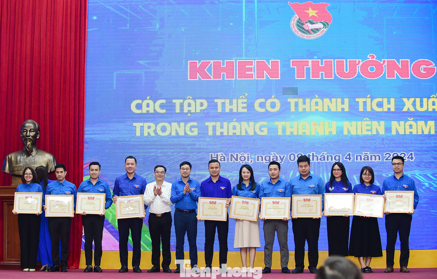 Phó Trưởng Ban Dân vận Đảng uỷ Khối Bùi Đức Việt và Bí thư Đoàn Khối Bùi Hoàng Tùng trao khen thưởng các đơn vị có thành tích xuất sắc trong Tháng Thanh niên 2024. Ảnh: Xuân Tùng