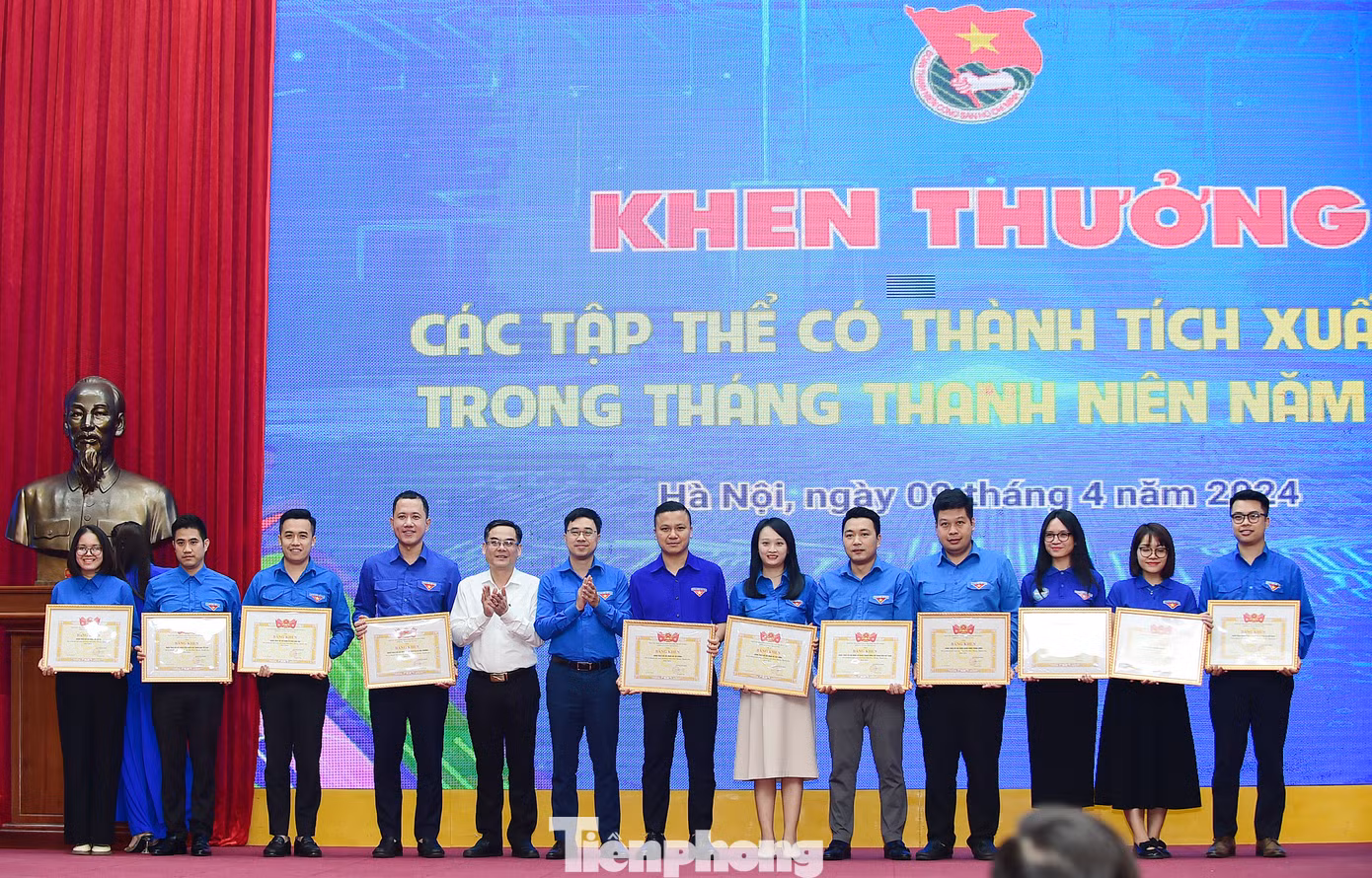 Phó Trưởng Ban Dân vận Đảng uỷ Khối Bùi Đức Việt và Bí thư Đoàn Khối Bùi Hoàng Tùng trao khen thưởng các đơn vị có thành tích xuất sắc trong Tháng Thanh niên 2024. Ảnh: Xuân Tùng