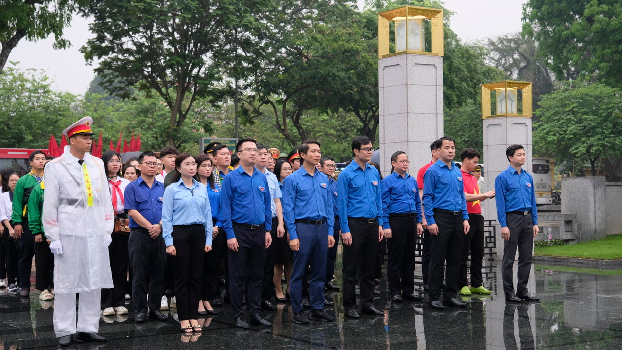 Ban Bí thư T.Ư Đoàn và các đại biểu dâng hương và đặt vòng hoa tại Đài tưởng niệm Anh hùng liệt sĩ Bắc Sơn. Ảnh: Châu Linh