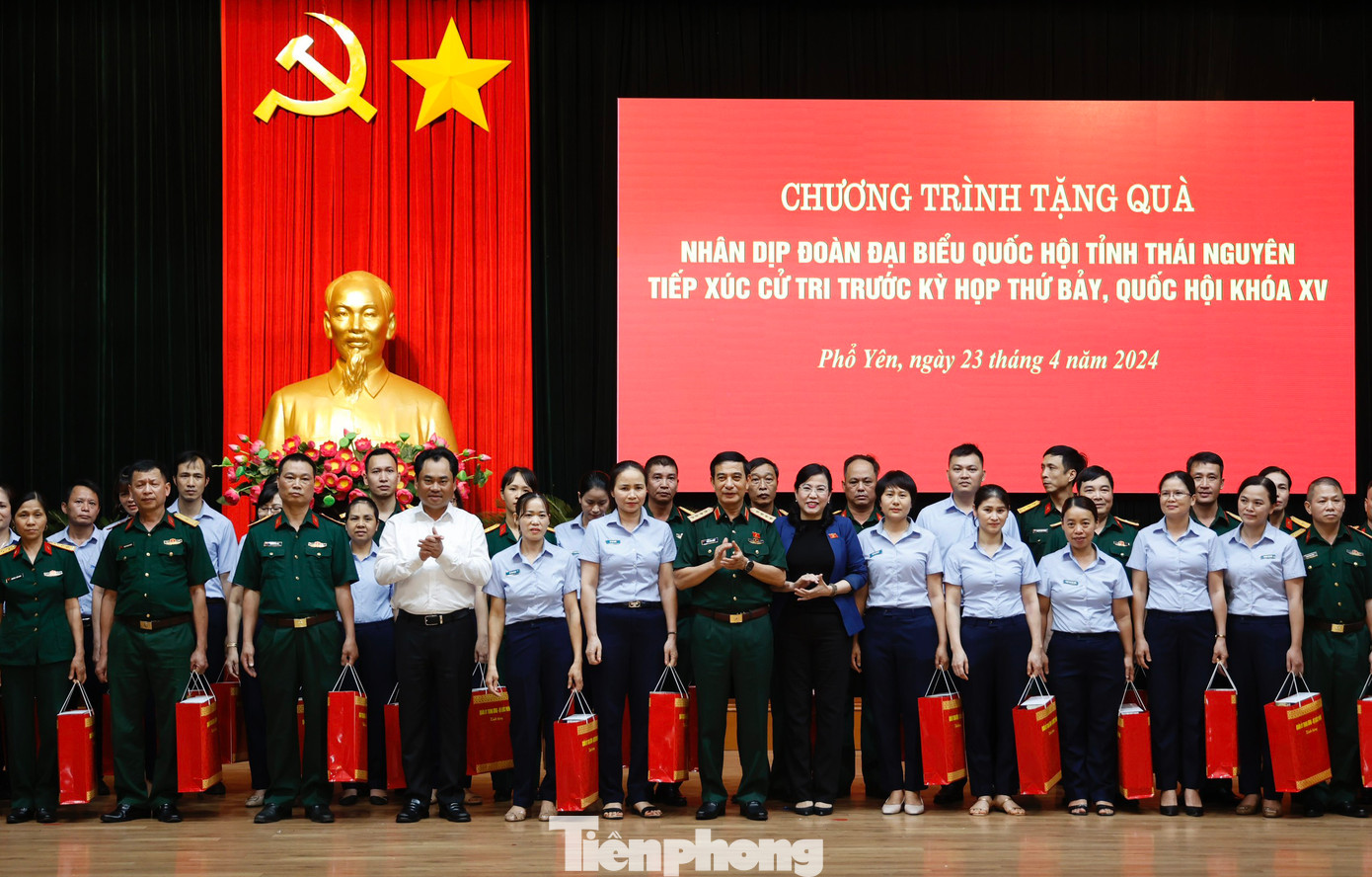 Đại tướng Phan Văn Giang và các đại biểu tặng quà cán bộ, công nhân viên, người lao động Nhà máy Z131 (Tổng cục Công nghiệp quốc phòng). Ảnh: Nhật Minh