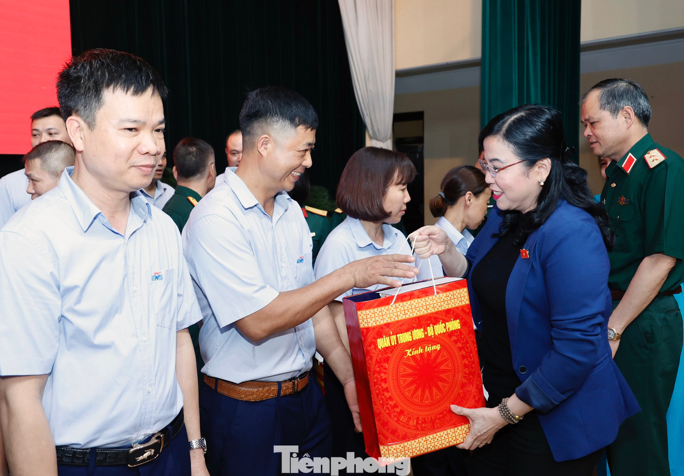 Bà Nguyễn Thanh Hải - Bí thư Tỉnh ủy Thái Nguyên và các đại biểu tặng quà cán bộ, công nhân viên, người lao động Nhà máy Z131 (Tổng cục Công nghiệp quốc phòng). Ảnh: Nhật Minh