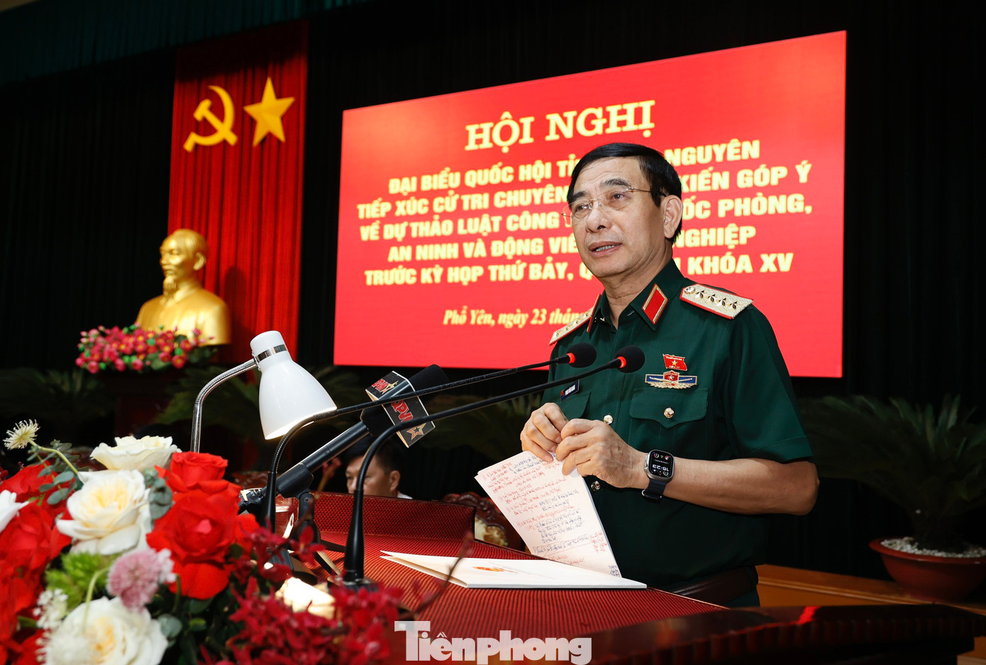 Đại tướng Phan Văn Giang phát biểu tại Hội nghị tiếp xúc cử tri chuyên đề lấy ý kiến vào dự thảo Luật Công nghiệp quốc phòng, an ninh và động viên công nghiệp. Ảnh: Nhật Minh