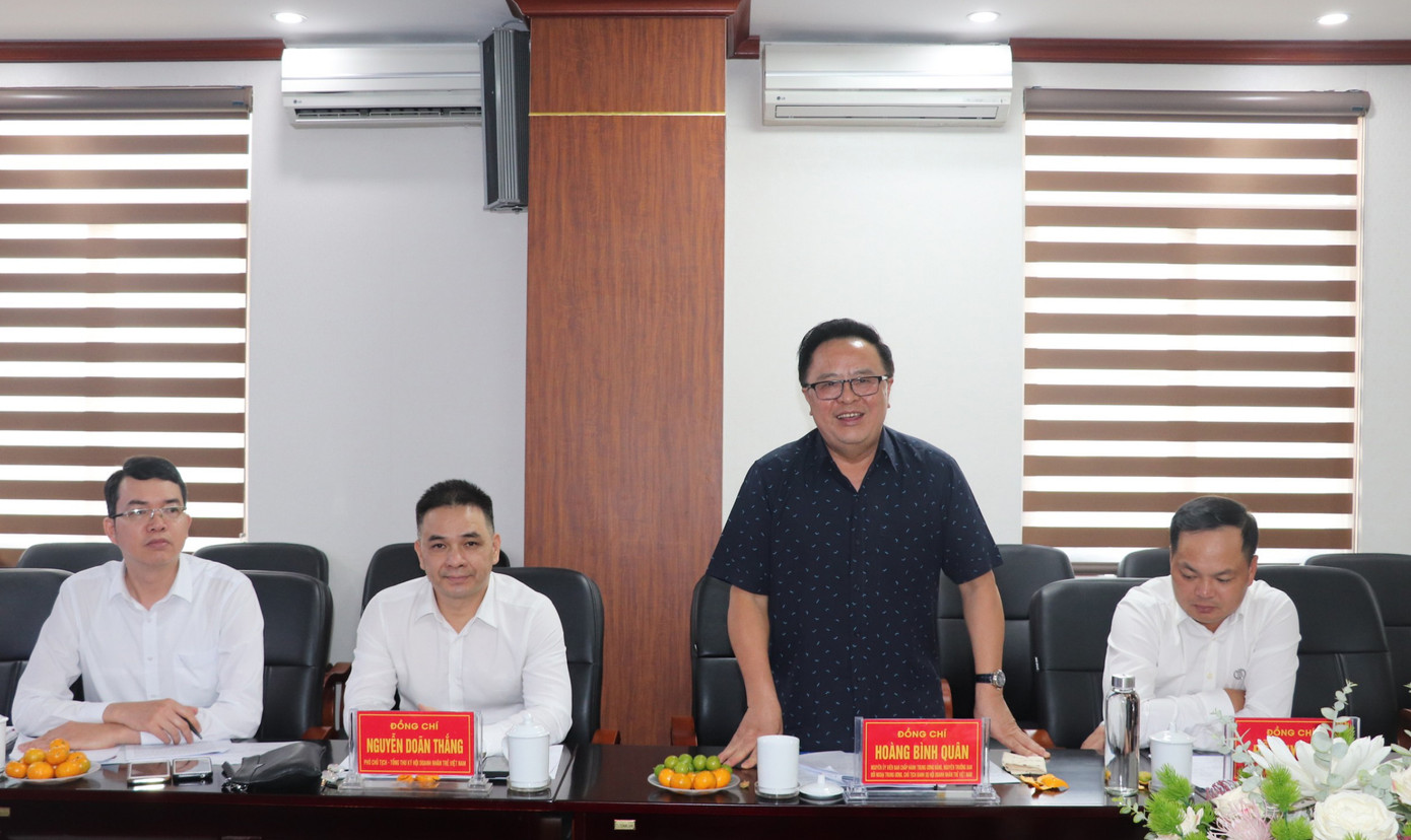 Tại buổi làm việc đã ghi nhận nhiều ý kiến thảo luận, chia sẻ kinh nghiệm trong kiện toàn tổ chức và hoạt động của Hội. Trong ảnh, ông Hoàng Bình Quân phát biểu. Tại buổi làm việc đã ghi nhận nhiều ý kiến thảo luận, chia sẻ kinh nghiệm trong kiện toàn tổ chức và hoạt động của Hội. Trong ảnh, ông Hoàng Bình Quân phát biểu.