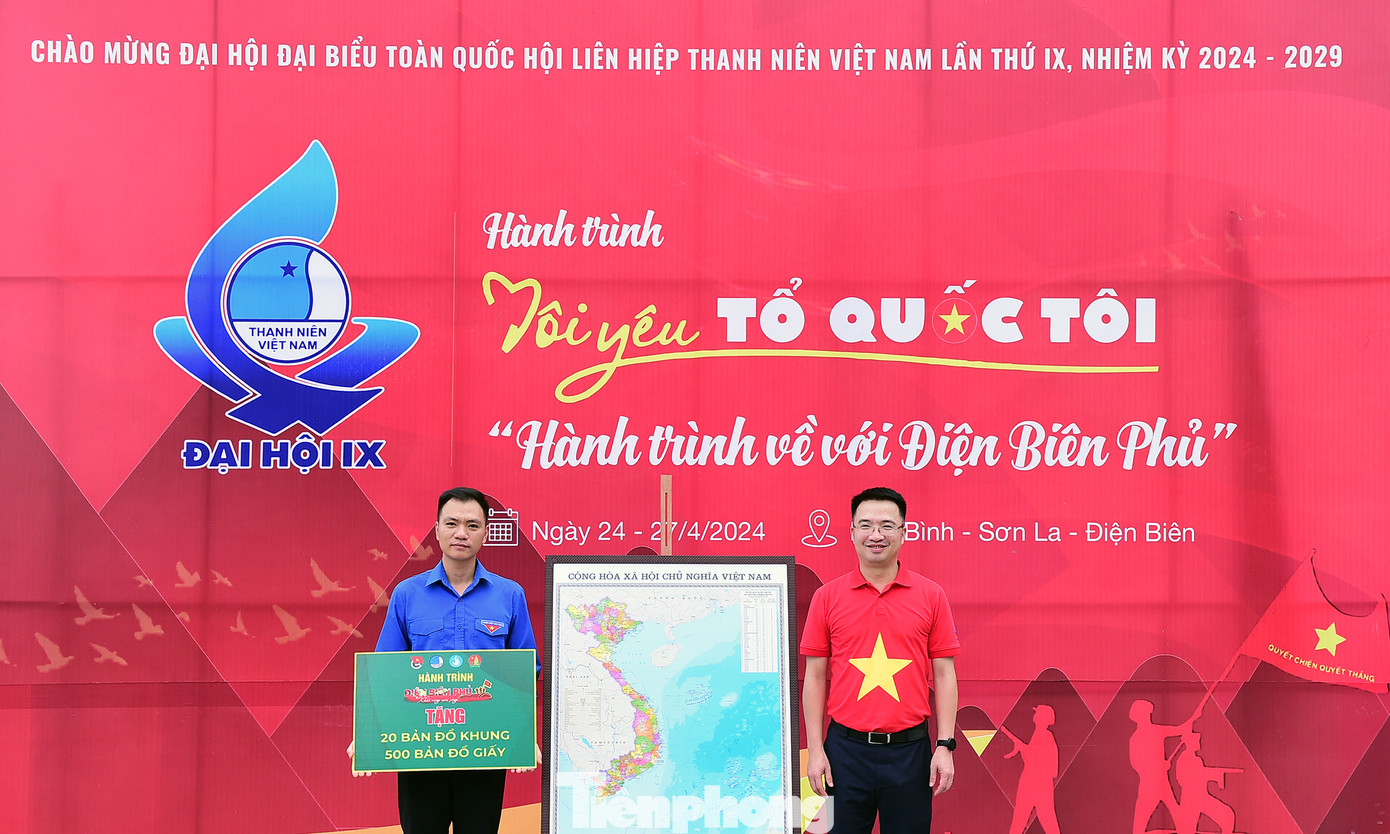 Nhiều nguồn lực được trao tặng trong chương trình tại Hòa Bình. Ảnh: Xuân Tùng