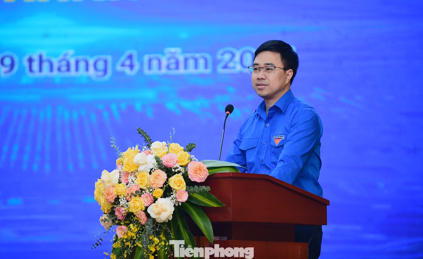 Bí thư Đoàn Khối Các cơ quan T.Ư Bùi Hoàng Tùng phát biểu đáp từ, tiếp thu ý kiến chỉ đạo lãnh đạo Đảng uỷ Khối. Ảnh: Xuân Tùng