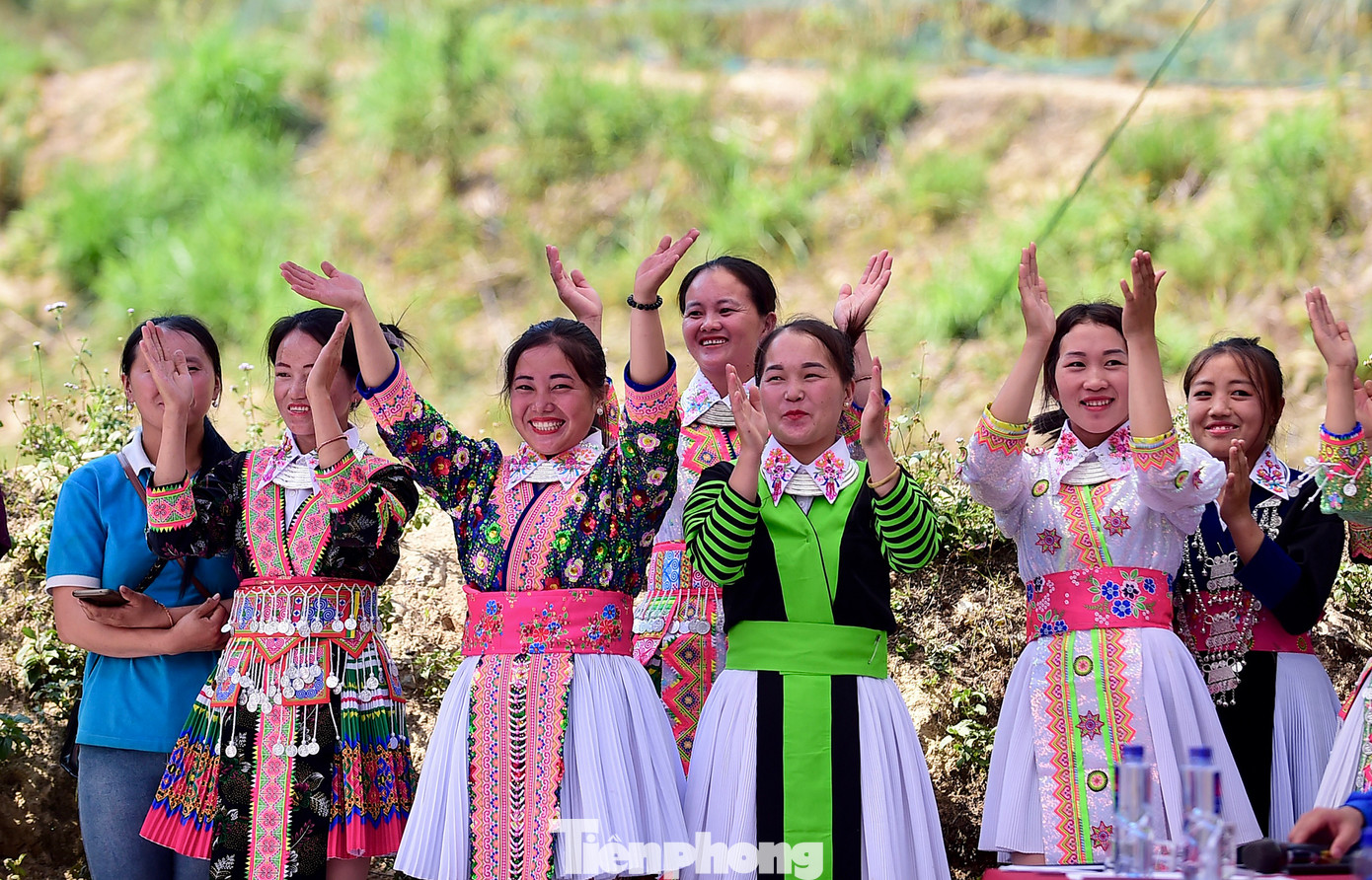 Bí thư T.Ư Đoàn Nguyễn Tường Lâm và các đại biểu, thanh niên cổ vũ tiết mục văn nghệ trong chương trình. Ảnh: Xuân Tùng