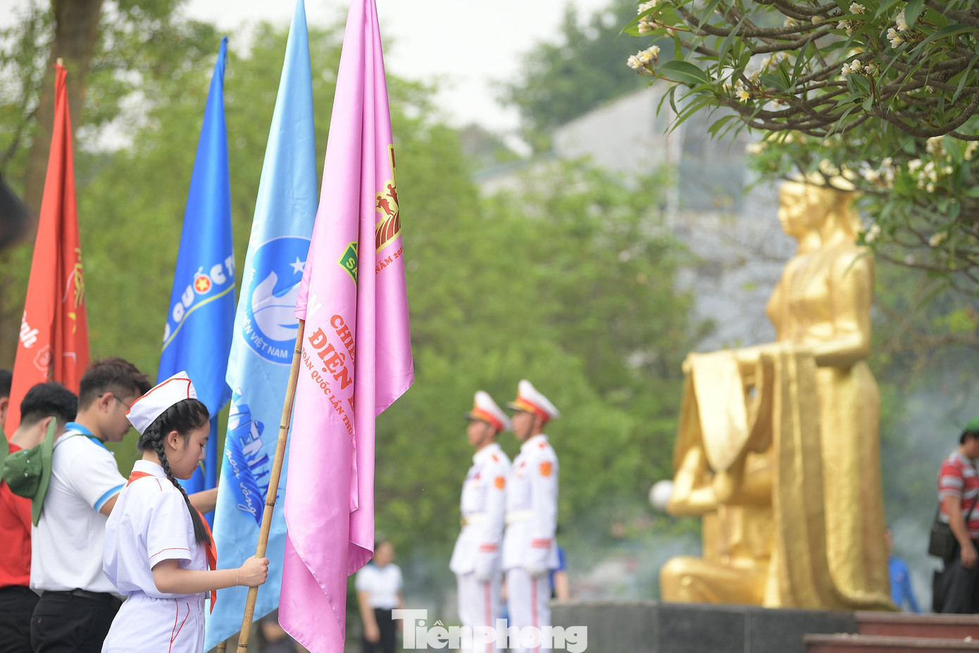 Các đại biểu tưởng nhớ, dâng hương tưởng niệm các Anh hùng liệt sĩ đã anh dũng hy sinh trên chiến trường Điện Biên năm xưa.