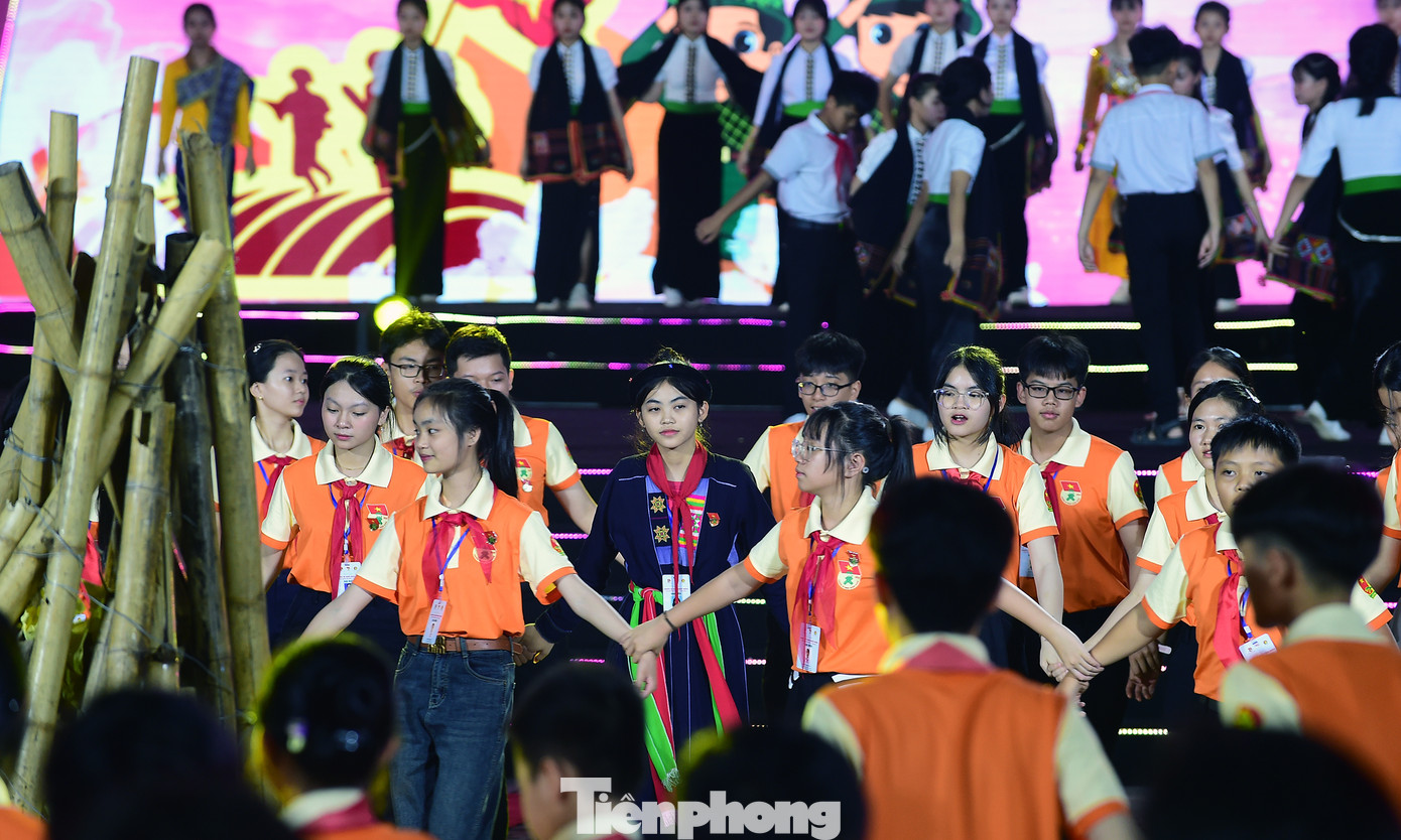 Trong chương trình tuyên dương, 200 “chiến sĩ nhỏ Điện Biên” cùng 300 thiếu nhi tỉnh Điện Biên biểu diễn tiết mục múa Xòe hoa thắm tình đoàn kết chào mừng 70 năm Chiến thắng lịch sử Điện Biên Phủ. Ảnh: Xuân Tùng