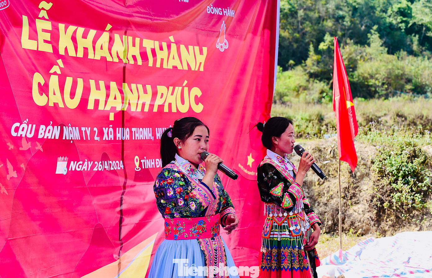 Lễ khánh thành cầu bản Nậm Ty 2. Ảnh: Xuân Tùng