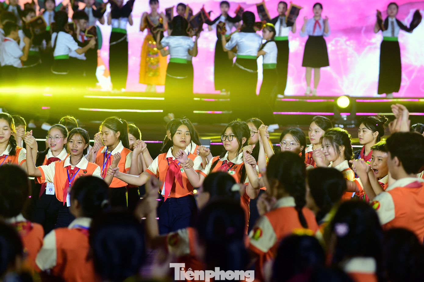 Trong chương trình tuyên dương, 200 “chiến sĩ nhỏ Điện Biên” cùng 300 thiếu nhi tỉnh Điện Biên biểu diễn tiết mục múa Xòe hoa thắm tình đoàn kết chào mừng 70 năm Chiến thắng lịch sử Điện Biên Phủ. Ảnh: Xuân Tùng