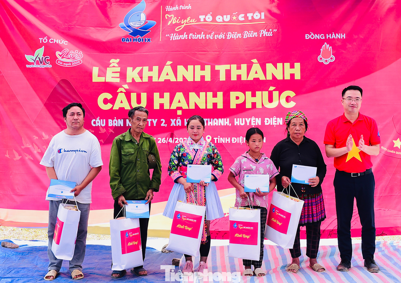 Bí thư T.Ư Đoàn Nguyễn Tường Lâm trao quà 5 đại diện các gia đình có hoàn cảnh khó khăn trong chương trình. Ảnh: Xuân Tùng