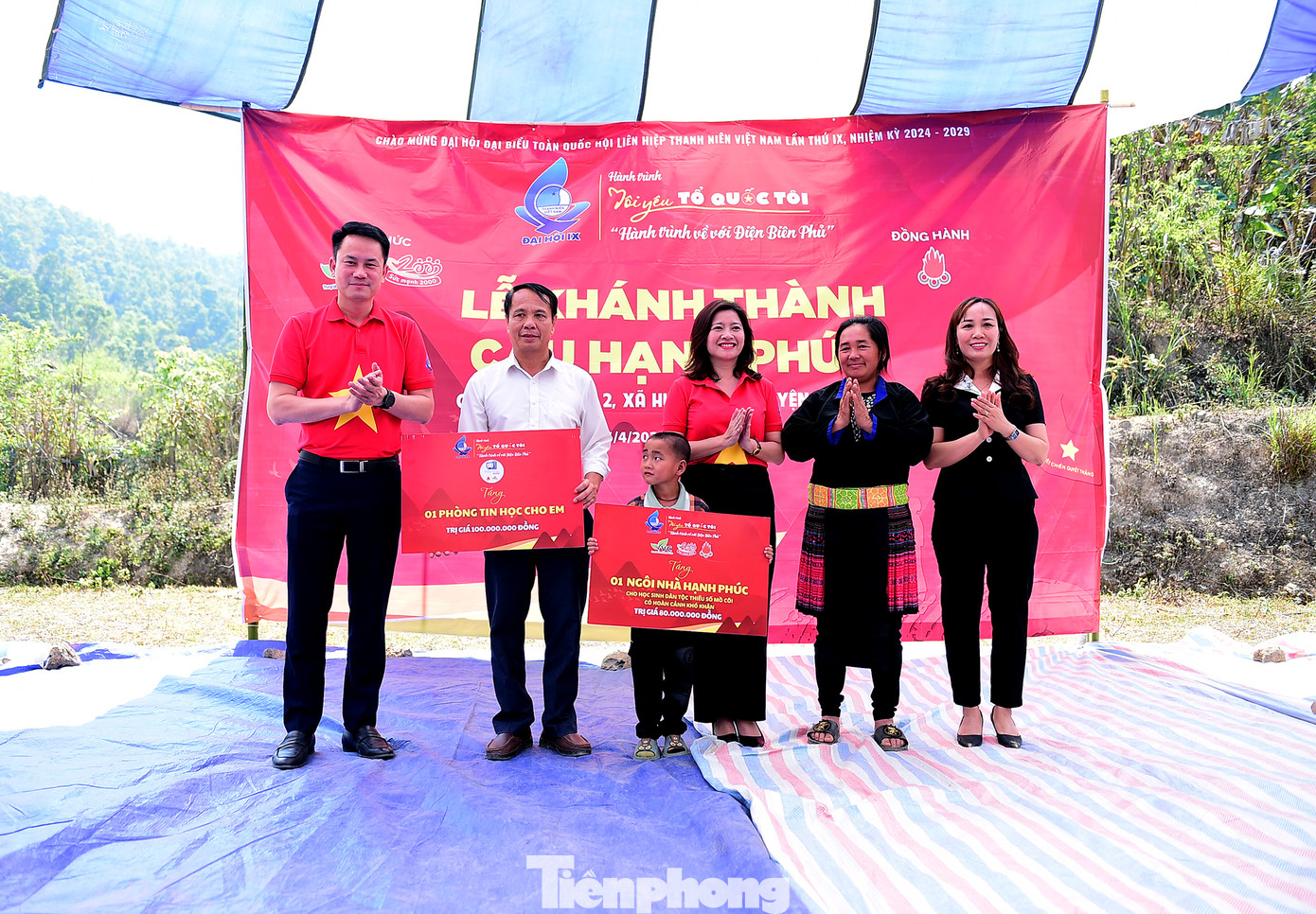 Ban Tổ chức trao tặng phòng tin học cho em trị giá 300 triệu đồng. Ảnh: Xuân Tùng