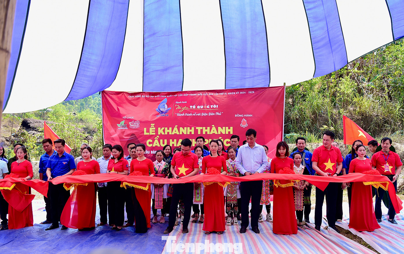 Các đại biểu cắt băng khánh thành cầu Hạnh phúc ở bản Nậm Ty 2, Điện Biên. Ảnh: Xuân Tùng