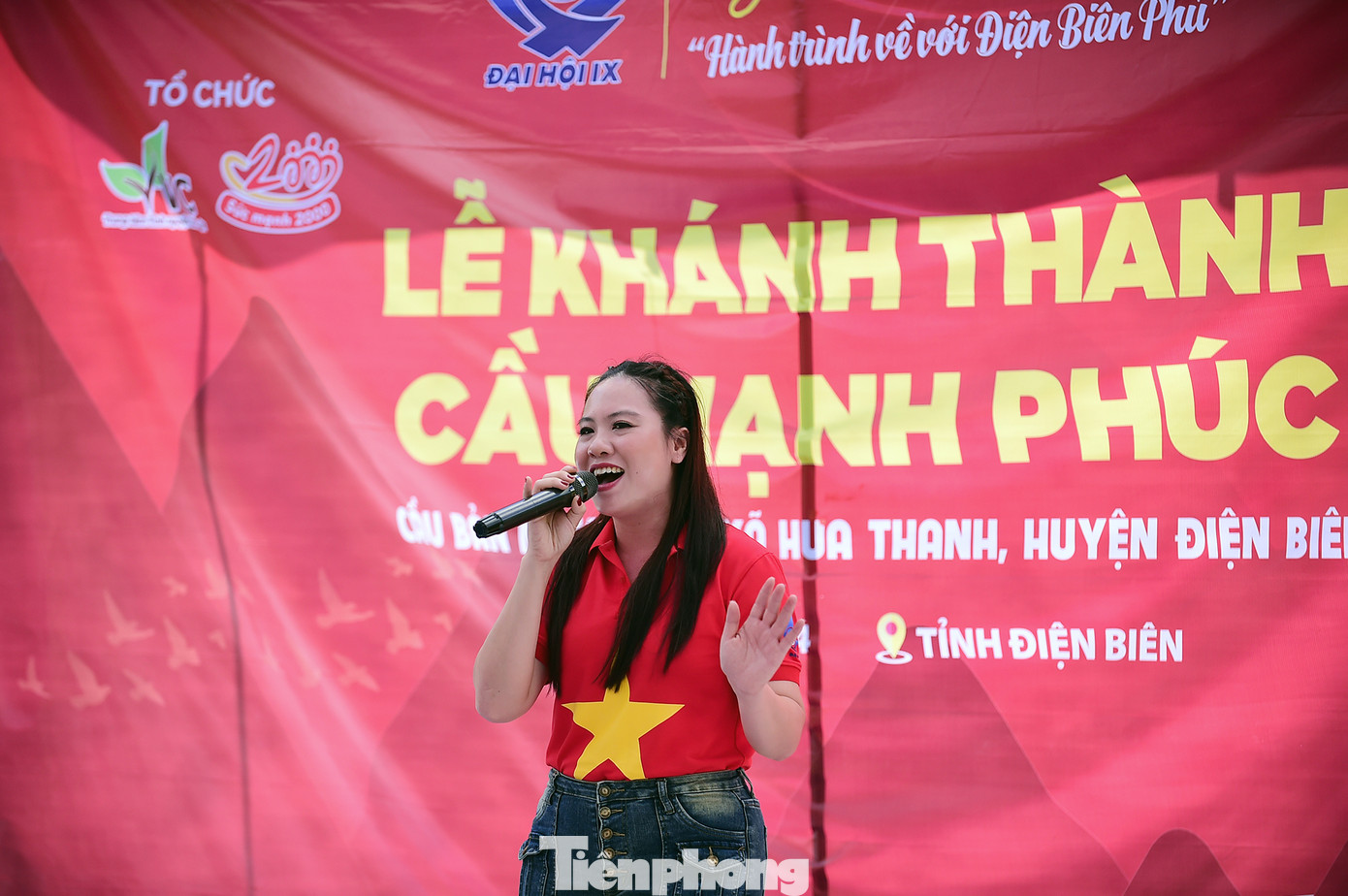 Ca sĩ trẻ Thanh Nga trình bày ca khúc "Mùa hè xanh". Ảnh: Xuân Tùng
