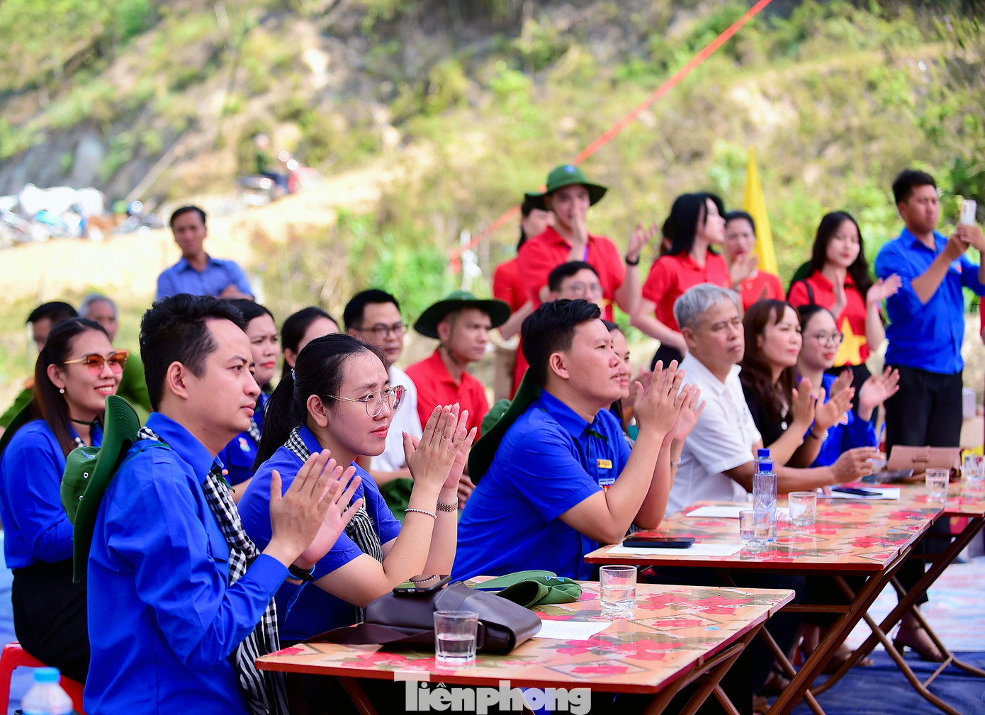 Bí thư T.Ư Đoàn Nguyễn Tường Lâm và các đại biểu, thanh niên cổ vũ tiết mục văn nghệ trong chương trình. Ảnh: Xuân Tùng