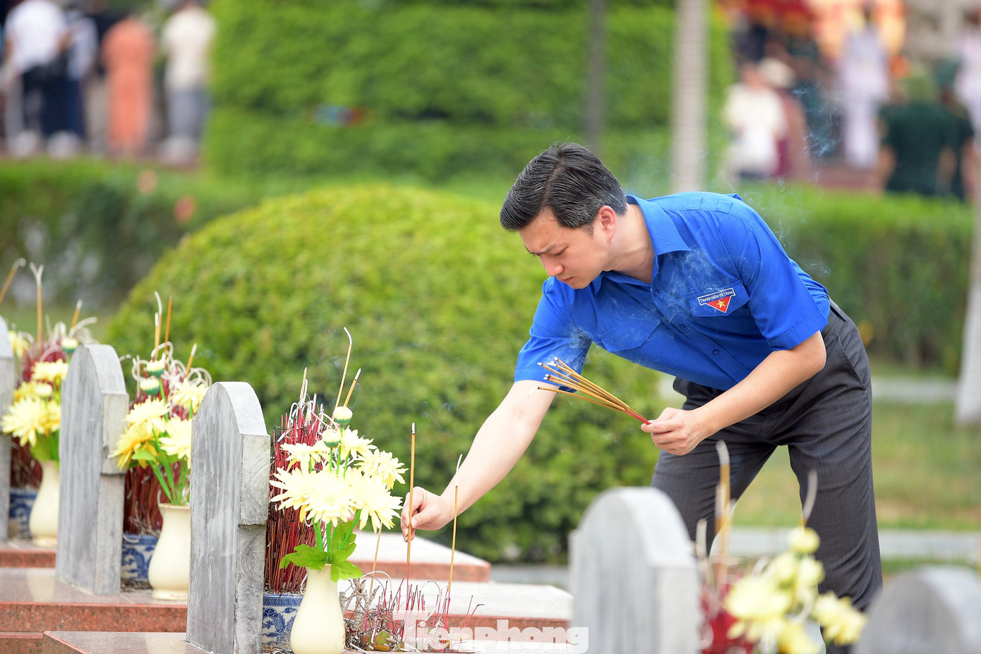 Bí thư T.Ư Đoàn Nguyễn Minh Triết thắp hương tại phần mộ các Anh hùng liệt sĩ tại Nghĩa trang Liệt sĩ Quốc gia A1.