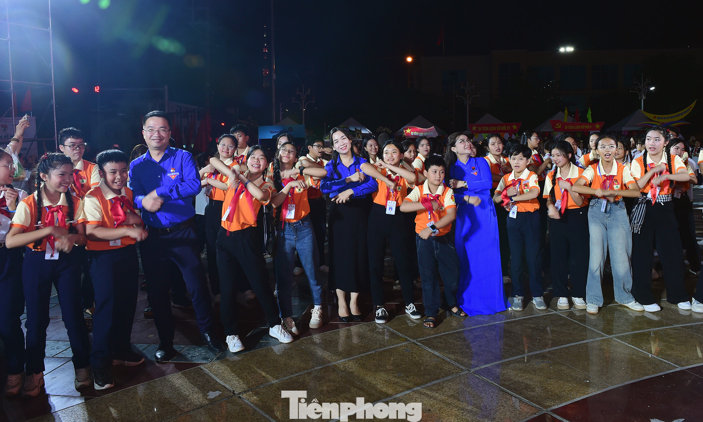 Trong không khí sôi động của Liên hoan và sau tiết mục múa Xòe xác lập kỷ lục Việt Nam, các đại biểu, cùng các anh chị phụ trách thiếu nhi, thiếu nhi tiếp tục múa, đồng diễn quanh lửa trại. Ảnh: Xuân Tùng
