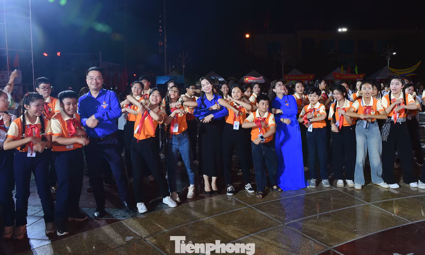 Trong không khí sôi động của Liên hoan và sau tiết mục múa Xòe xác lập kỷ lục Việt Nam, các đại biểu, cùng các anh chị phụ trách thiếu nhi, thiếu nhi tiếp tục múa, đồng diễn quanh lửa trại. Ảnh: Xuân Tùng